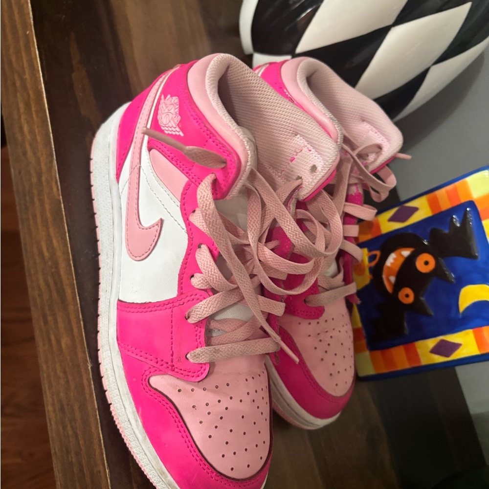 BIG KIDS' AIR JORDAN RETRO 1 MID CASUAL SHOES - Picture 2 of 5